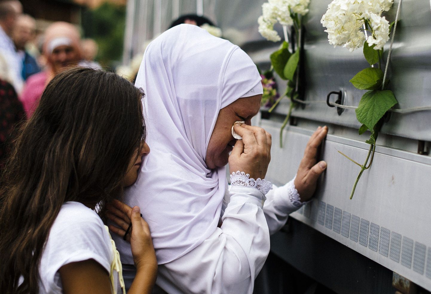 20 aasta taguse veretöö haavad püsivad: selline vaatepilt avanes eile Sarajevo lähistel Visoko linnas, kui sealt sõitis läbi veok 136 värskelt tuvastatud Srebrenica ohvri säilmetega.