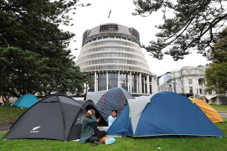 Koroonapiirangute ja kohustusliku vaktsineerimise vastane protest Uus-Meremaal Wellingtonis. Uusmeremaalased on protestinud juba mitu nädalat ja püstitanud parlamendihoone juurde telklaagri.