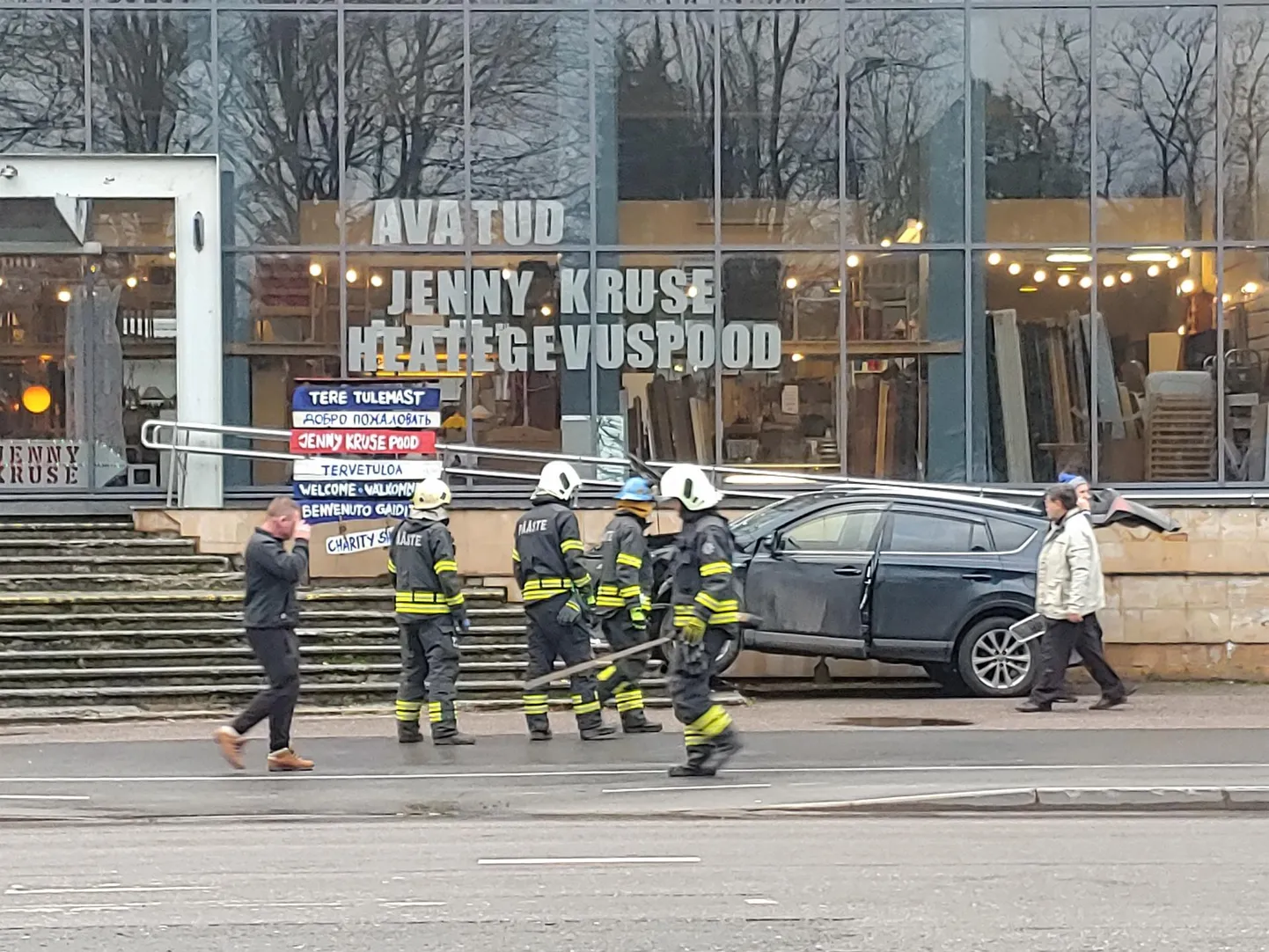 Kokkupõrke tagajärjel paiskus Toyota Akadeemia tänava hoone trepile.