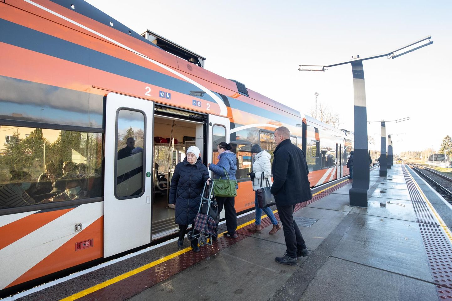 Lõunasesse Tallinna kiirrongi sisenes teisipäeval Tamsalus kümmekond reisijat