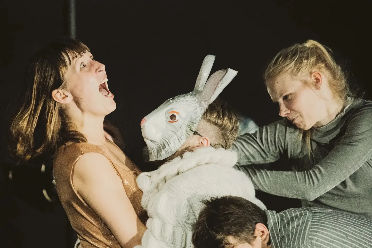 Tartu Uue Teatri 17. hooaja avalavastus, Johan Elmi «Abrakadabra» seob psühholoogilise sõnateatri kujutava kunstiga