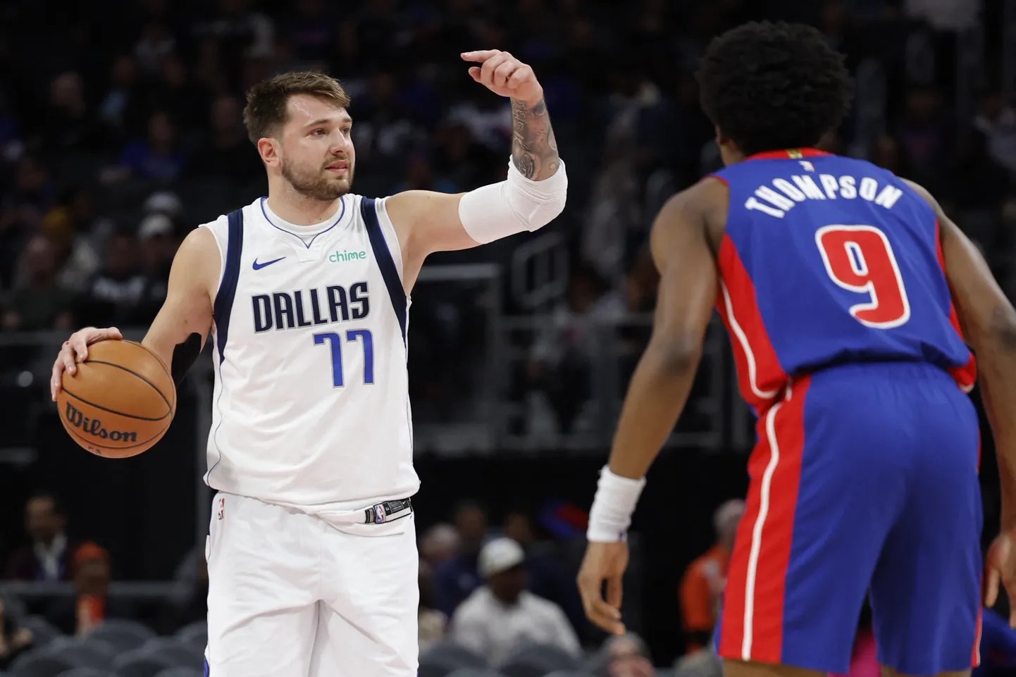 Luka Doncic (palliga) on pidurdamatus hoos.