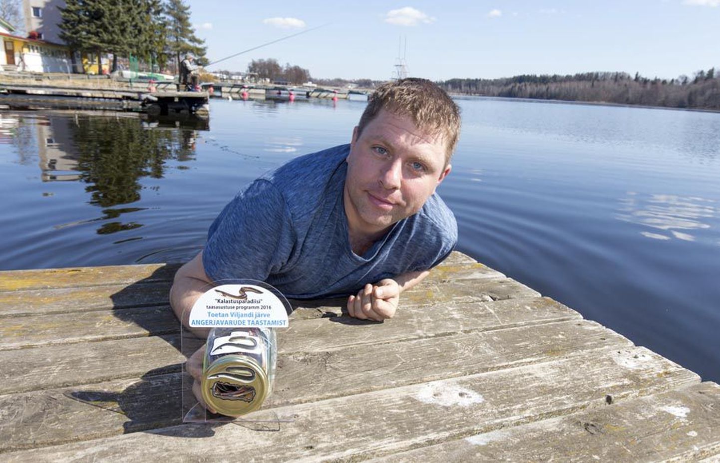 Kalastusentusiasti Taavi Kobini eestvedamisel lasti eile Viljandi järve järjekordsed angerjamaimud.