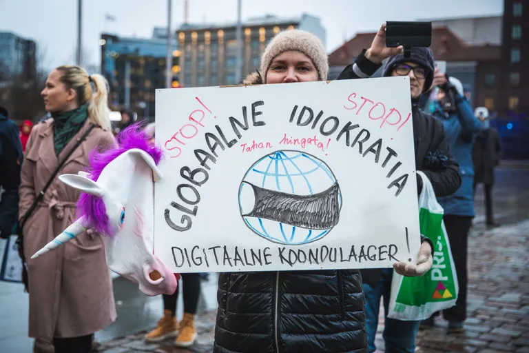 Maskikandmise vastaste meeleavaldus Tallinnas Vabaduse väljakul.