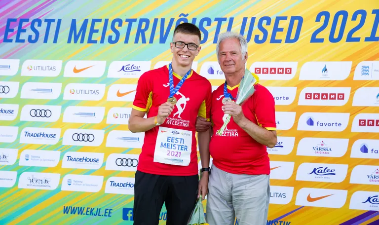 Aleksandr Hvorõhh koos oma edukaima õpilase Viktor Morozoviga, kes võitis tänavu juunioride U20 EMil kolmikhüppes pronksmedali.