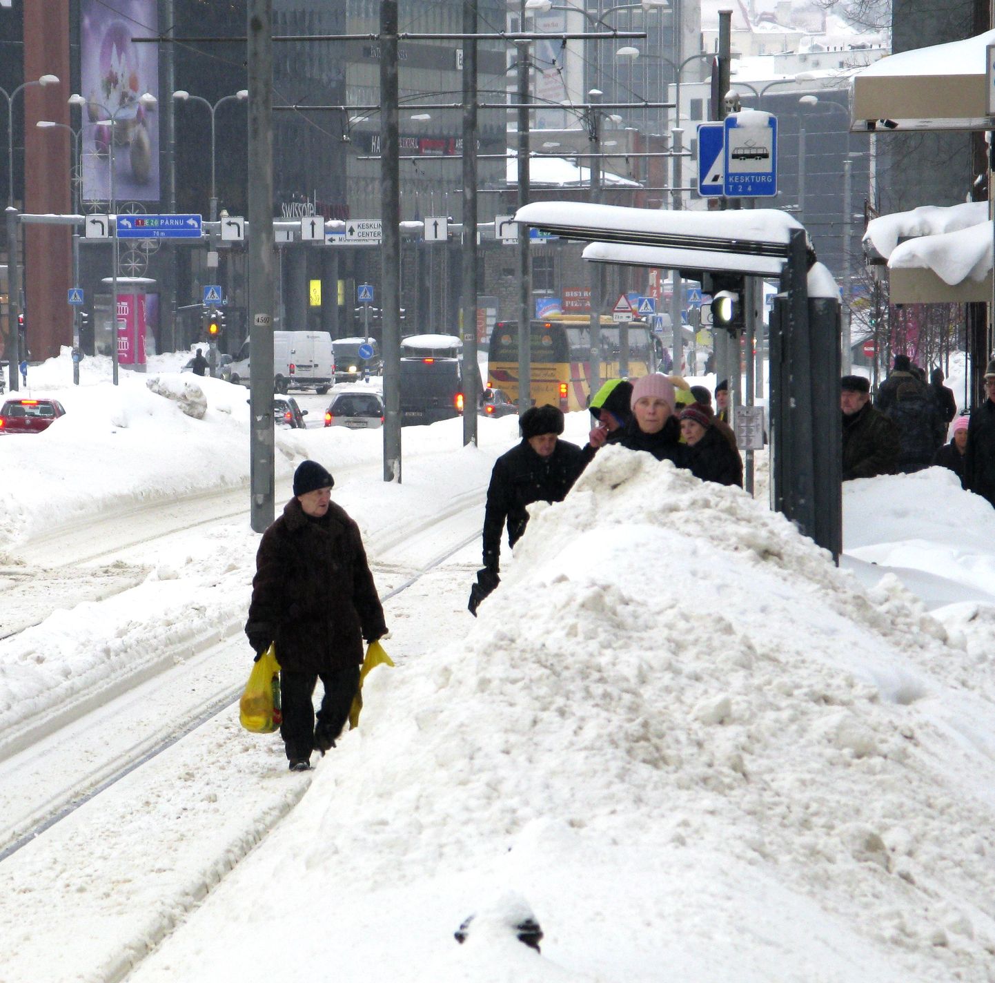 Koristamata lumi kesklinnas Tartu maanteel.