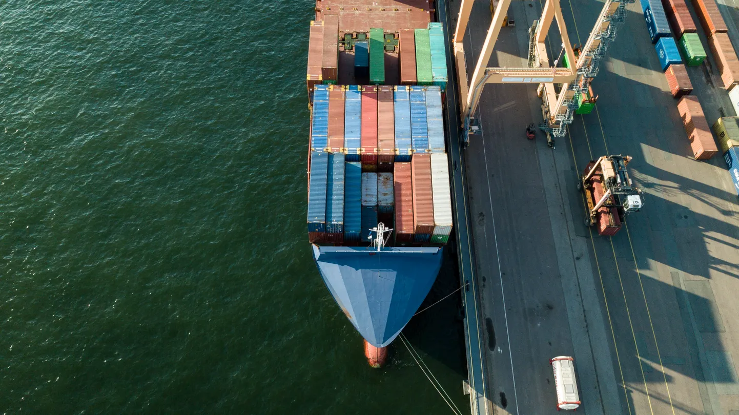 Muuga konteinerterminal. Konteinerlaev Muuga sadamas, pilt ei ole Soome ametiühingute streigiga seotud.