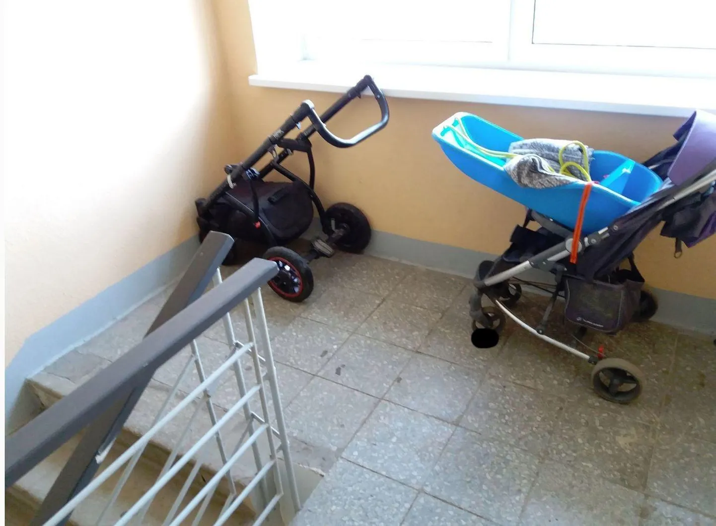 Lapsevankreid trepikojas hoida ei tohi.