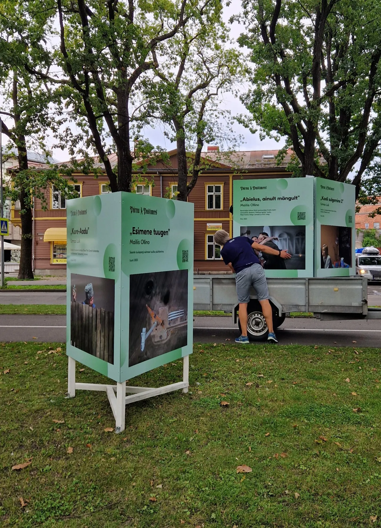 Pärnu Postimehe fotonäituse ülespanek Koidula parki.