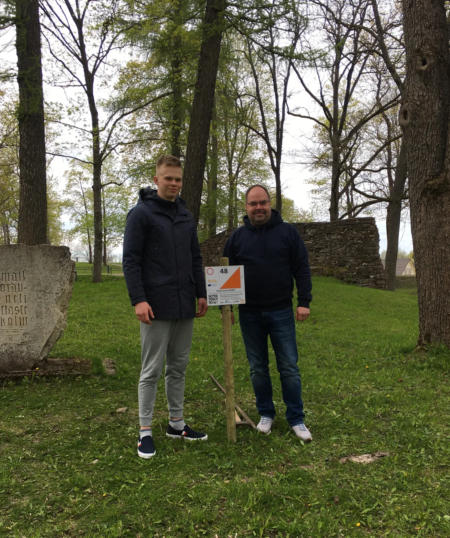 Paide gümnaasiumi direktor Margo Sootla ja projekti algatanud õpilaste esindaja Kert Kendaru viimast Paide MOBO punkti maha märkimas ja rada avamas.
