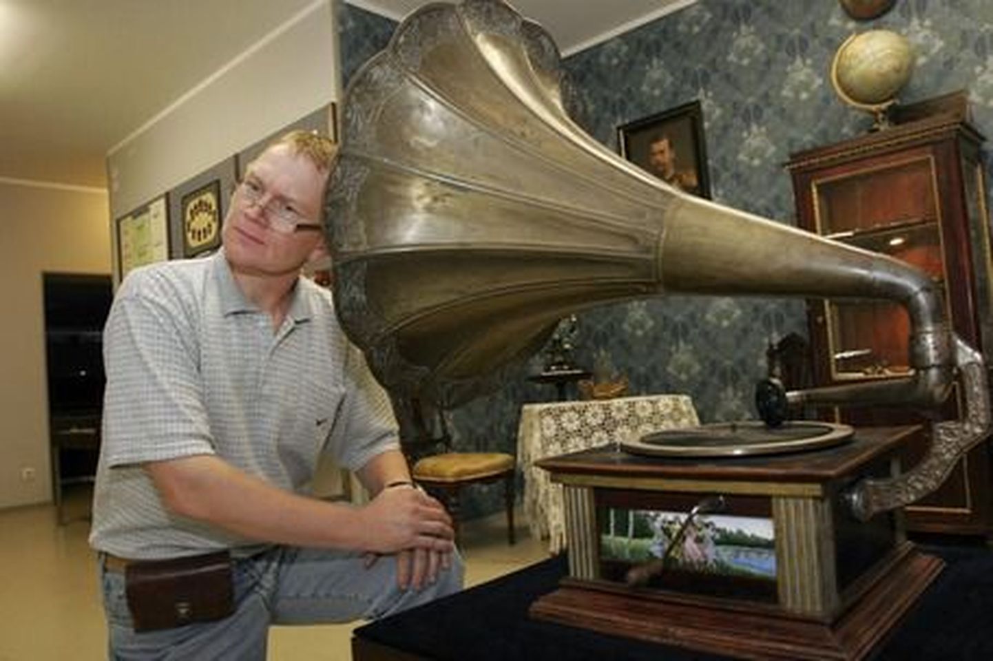 Nagu rikkis grammofoniplaadilt jõuavad Viljandi muuseumi direktori Jaak Pihlaku kõrvu kinnitused, et raha ei ole ja raha ei tule. Keerulistest aegadest hoolimata püüab muuseum siiski hakkama saada.