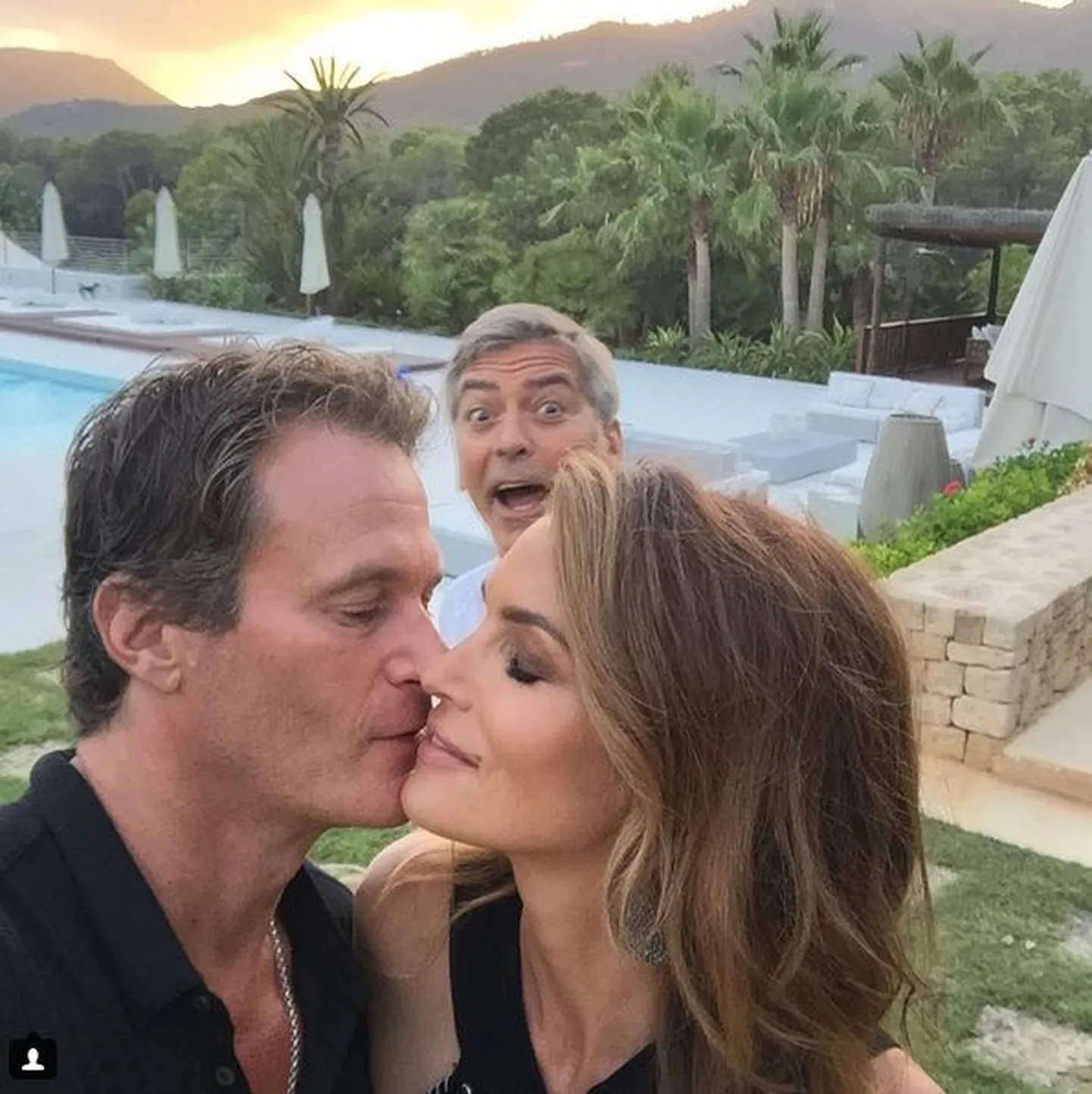 Rande Gerber, Cindy Crawford ja George Clooney photobomb