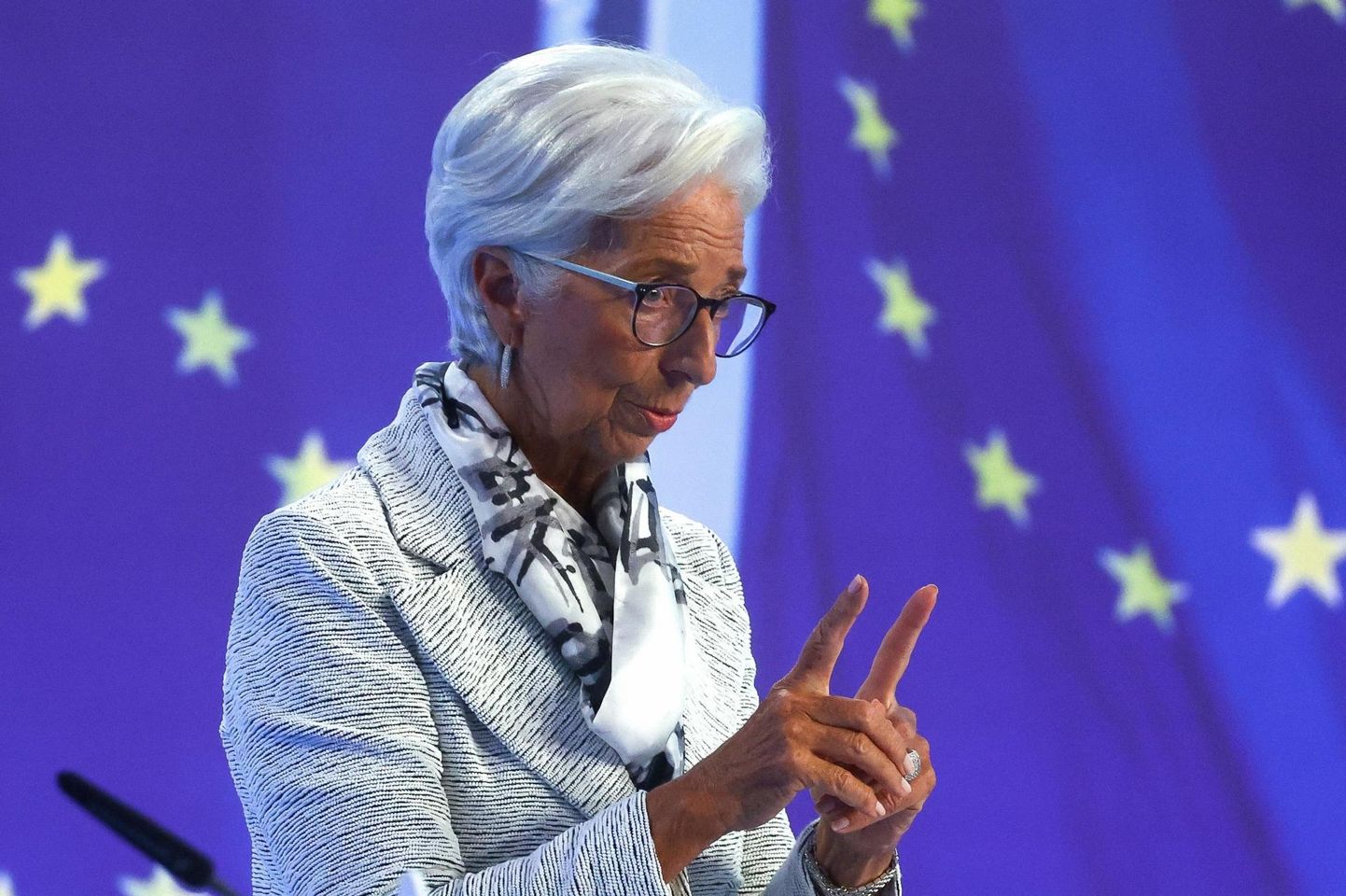 Euroopa Keskpanga president Christine Lagarde eile pressikonverentsil otsuste tagamaid selgitamas.