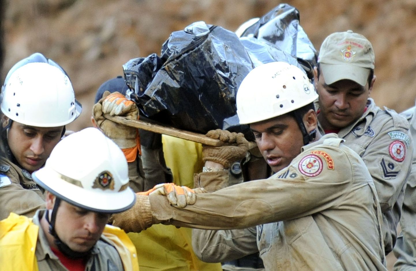 Rio de Janeiro päästetöötajad mudalaviinis hukkunu surnukeha kandmas
