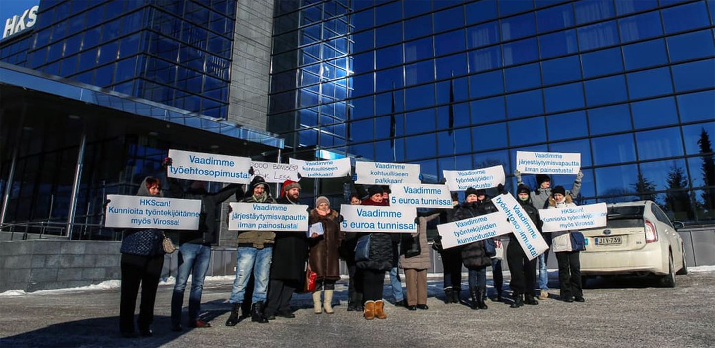 Rakvere lihakombinaadi streikijad Soomes Turus HKScani peakorteri ees.