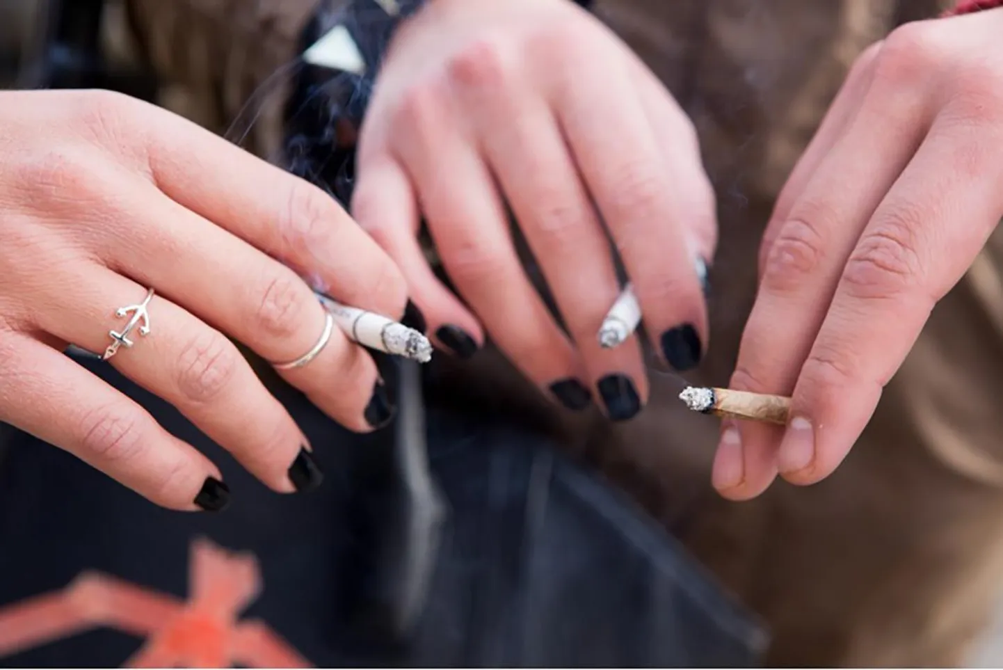 Курящие подростки. Фото иллюстративное.
