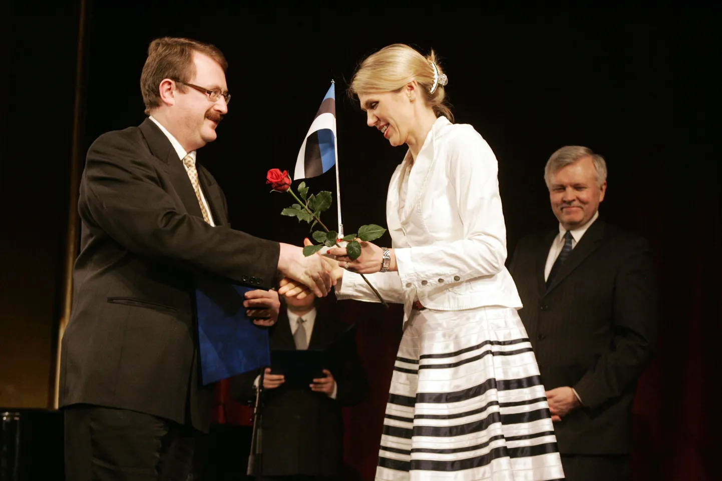Rahvastikuminister Urve Palo Kodakondsustunnistuste pidulikul kätteandmisel.