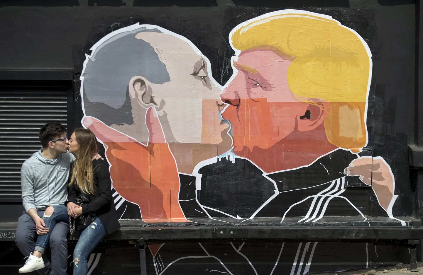 Vilniuse vanalinnas asuv kunstiteos, mis kujutab Putinit ja Trumpi suudlemas.