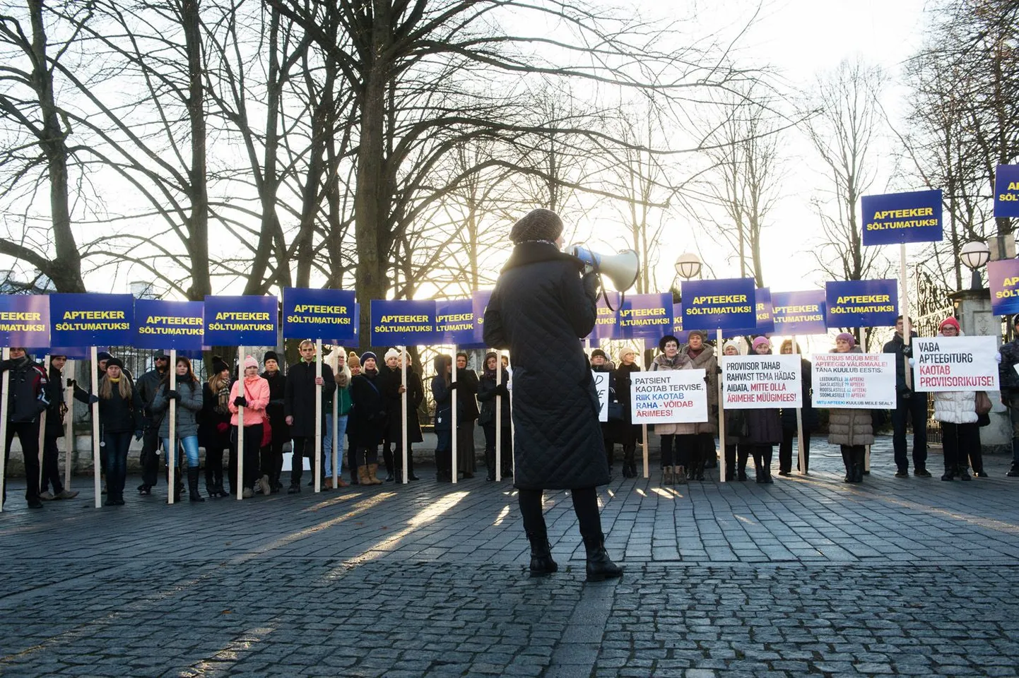 Eesti Proviisorite Koja juhatuse esimees Karin Alamaa-Aas (ruuporiga).
