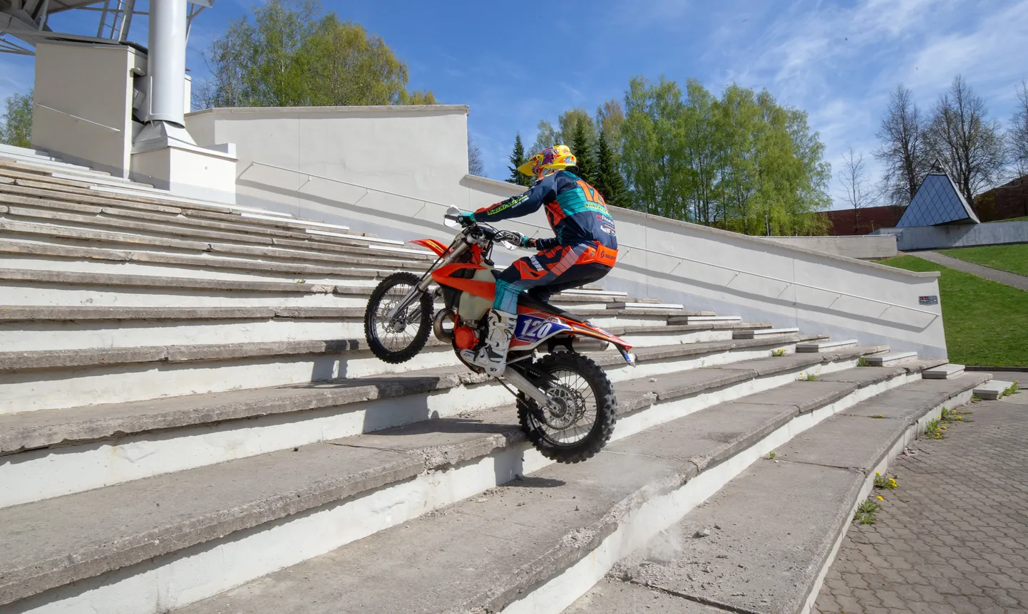 Estoninan Enduro Weekend superenduro etapp toimub sel korral Tartu lauluväljakul. Võistluse korraldaja Riho Kollist näitas, kuidas saab tsikliga laulukaare all astmestikust üles turnida.