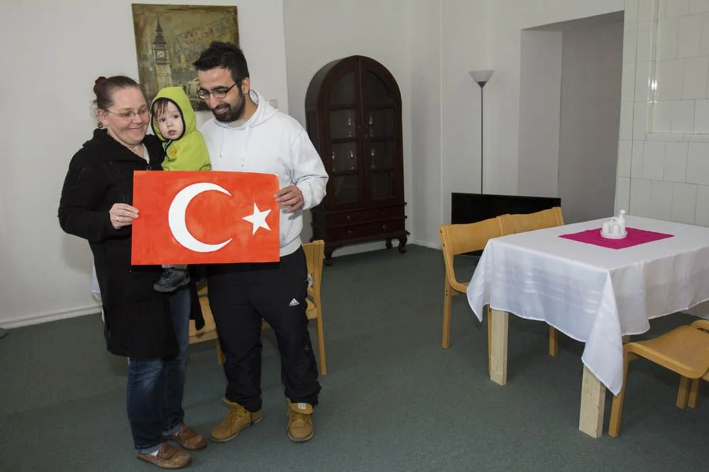 Pereisa Tuncay Pekgider ja tema abikaasa Maria katsuvad restorani pidamisega hakkama saada lisajõudu kasutamata. Alguses tuleb aga pisipoeg Mir-Ayazi appi hoidma tema Türgi vanaema.
