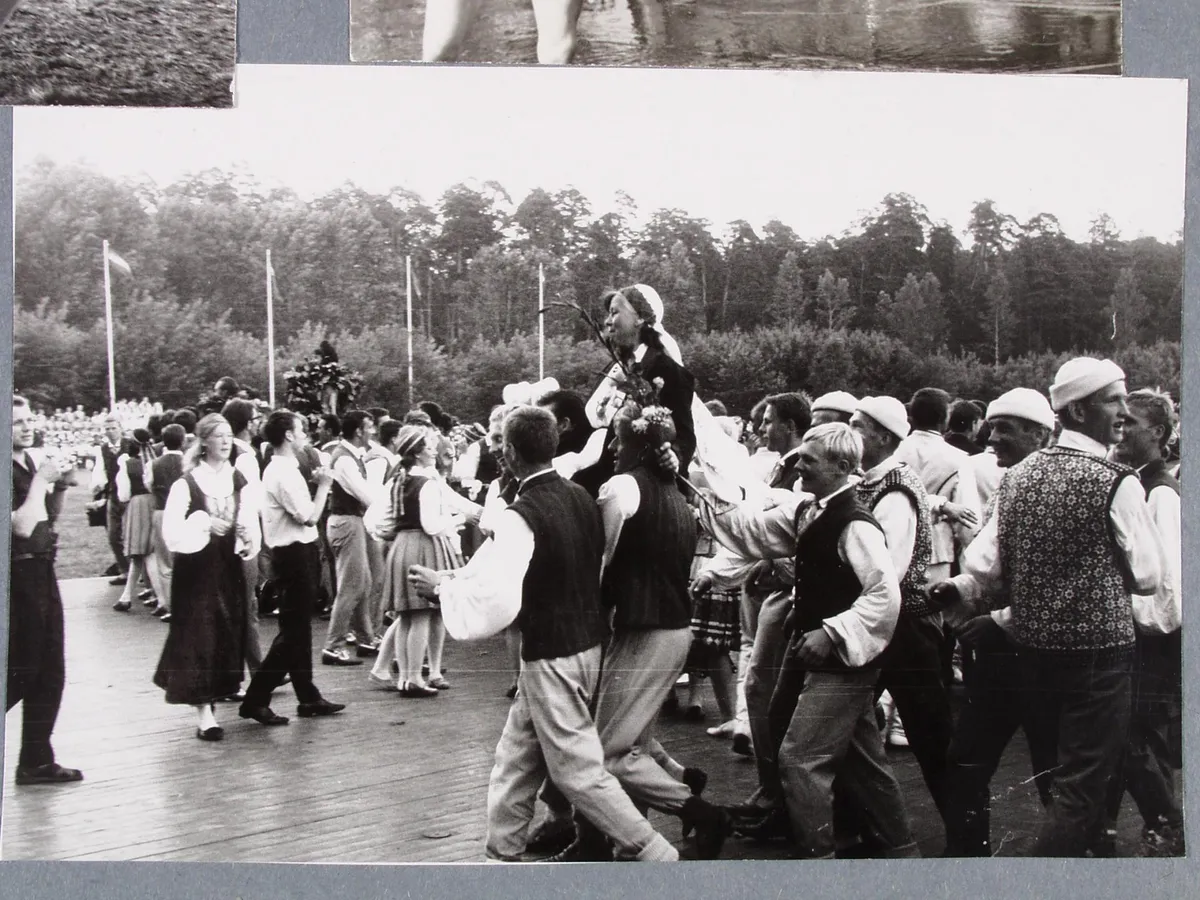 Helju Mikkel tantsijate õlgadel Gaudeamuse laulu- ja tantsupeo lõpus Vilniuses 1968. aastal.