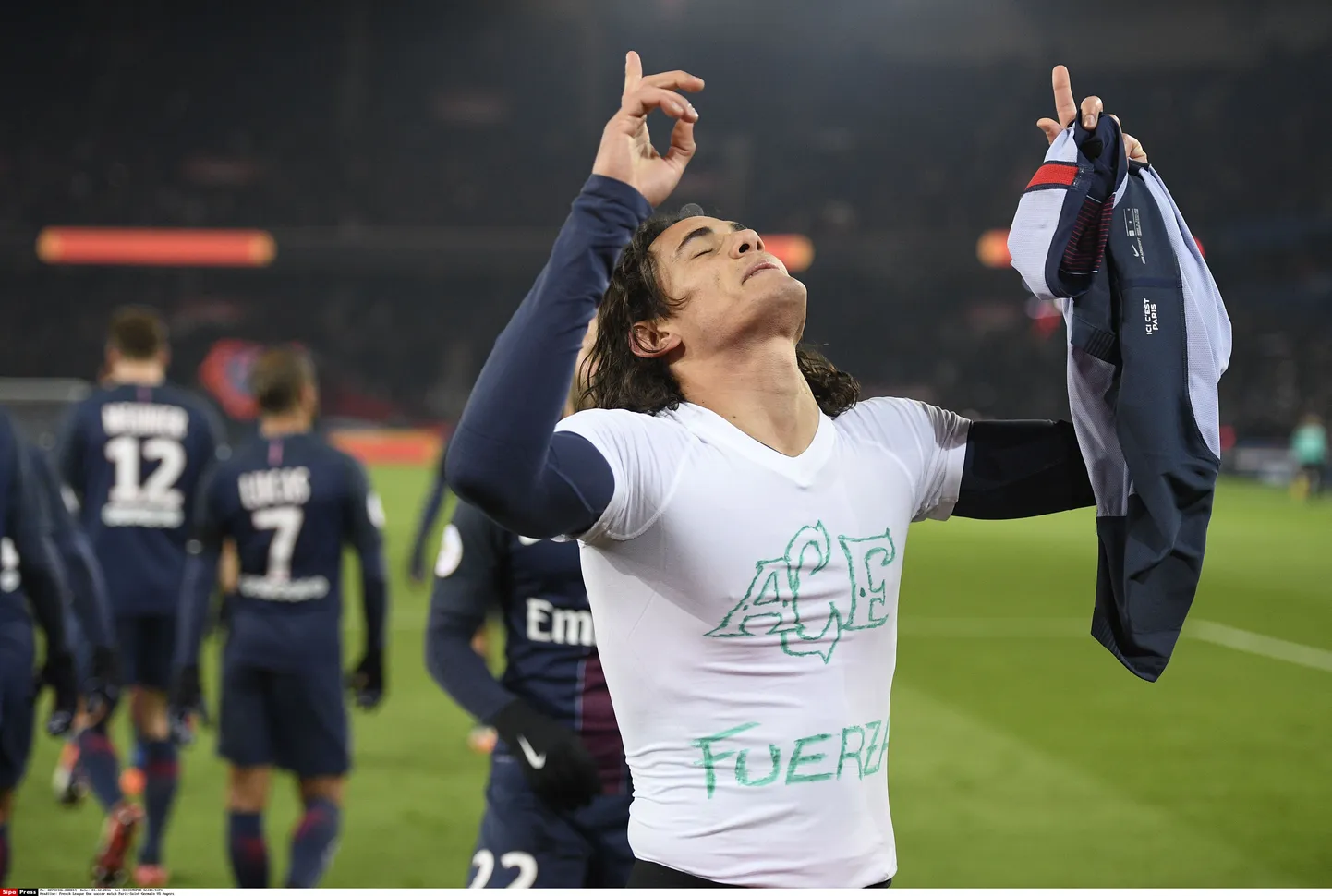 Edinson Cavani võttis pärast värava löömist särgi seljast ära.