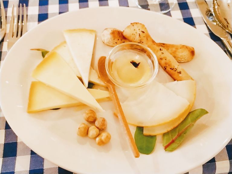 Закуска: сыры из Пьемонта с трюфельным медом и орехами.