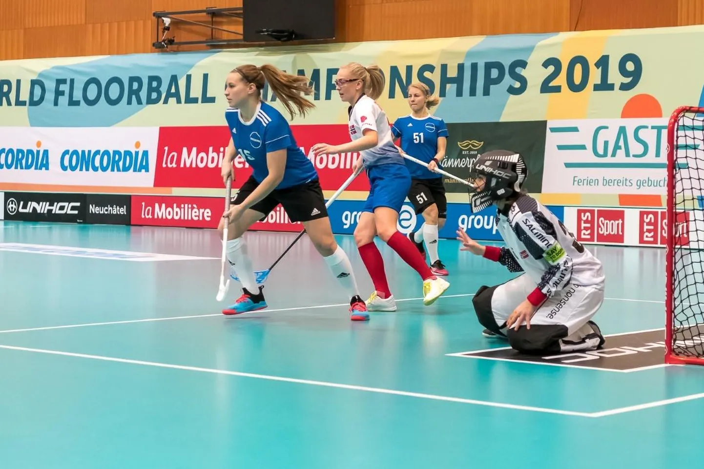 Õed Klavanid saalihoki MM-finaalturniiril: Diana (nr 15) ja Jane (51).