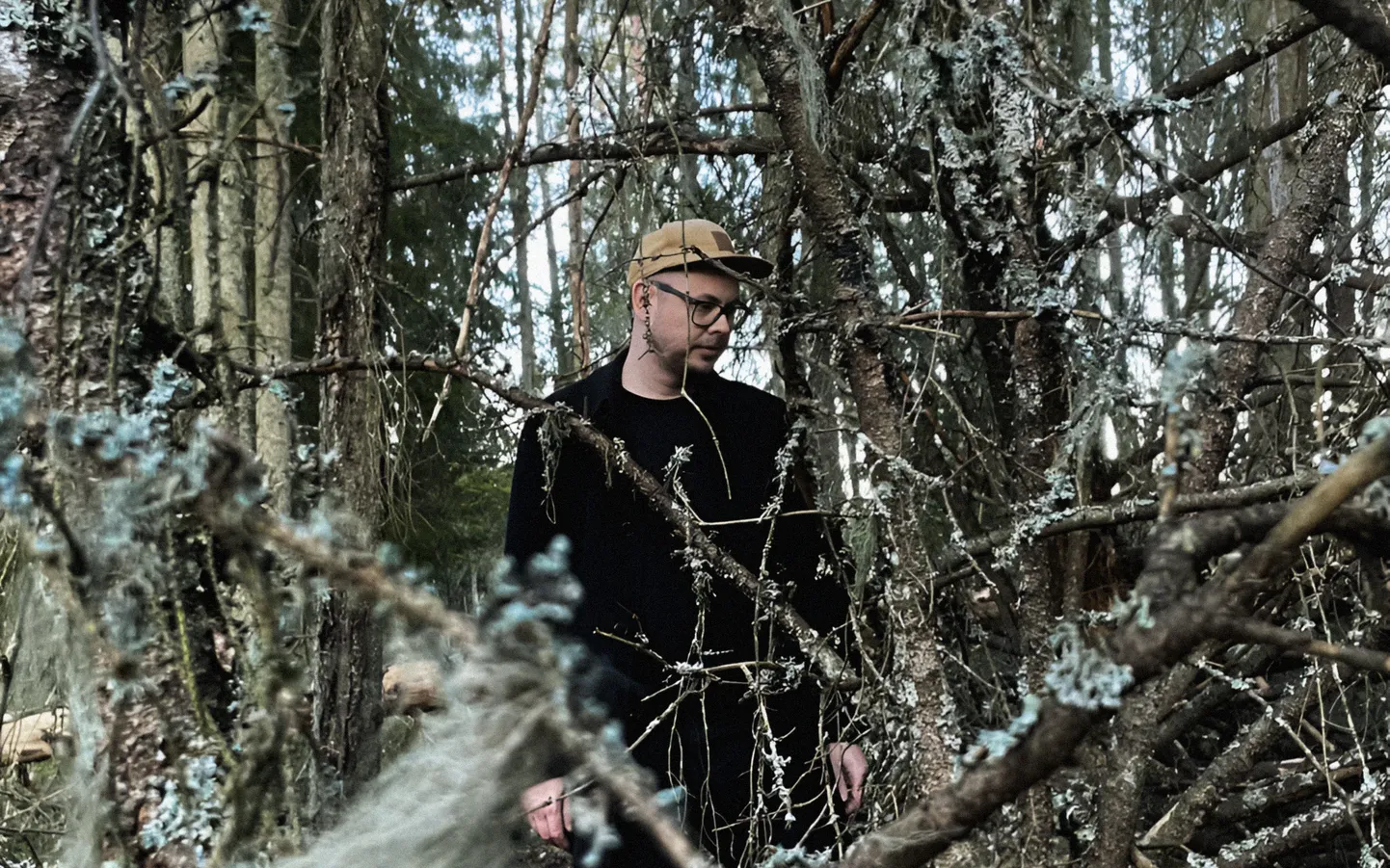 Eesti elektroonilise muusika artist V4R1 (kodanikunimega Sander Saarmets) avaldas koostöös plaadifirmaga Glitch Please värske topeltsingli «Moth / Mellite».