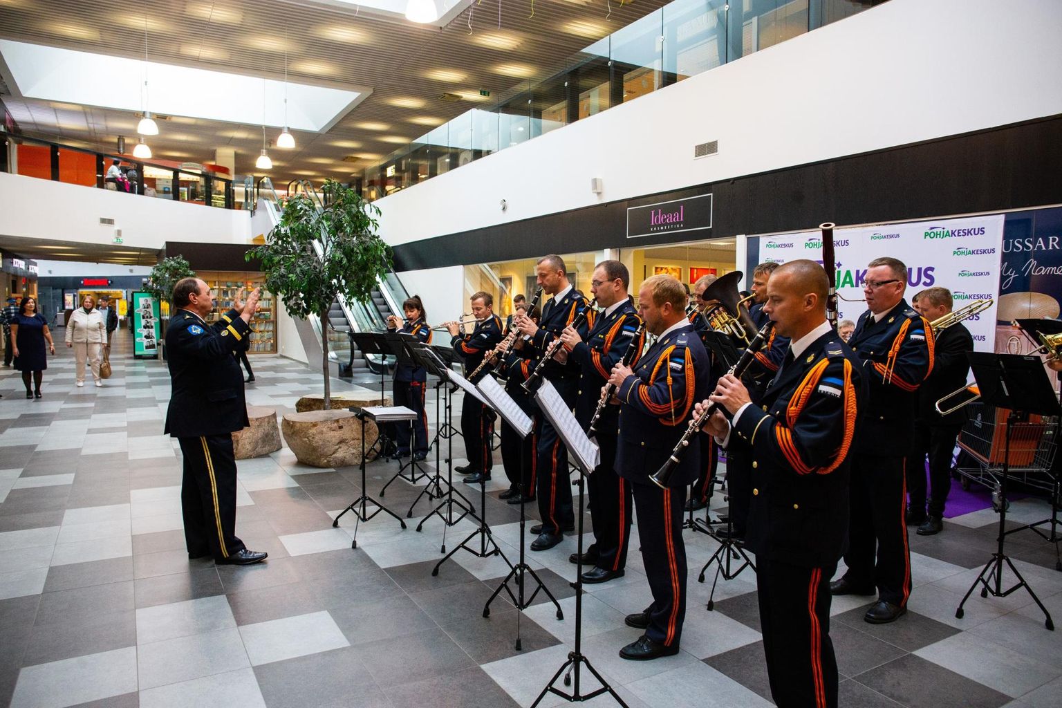 Kaitseväe orkester esinemas mullusel muusikapäeval Rakvere Põhjakeskuses.