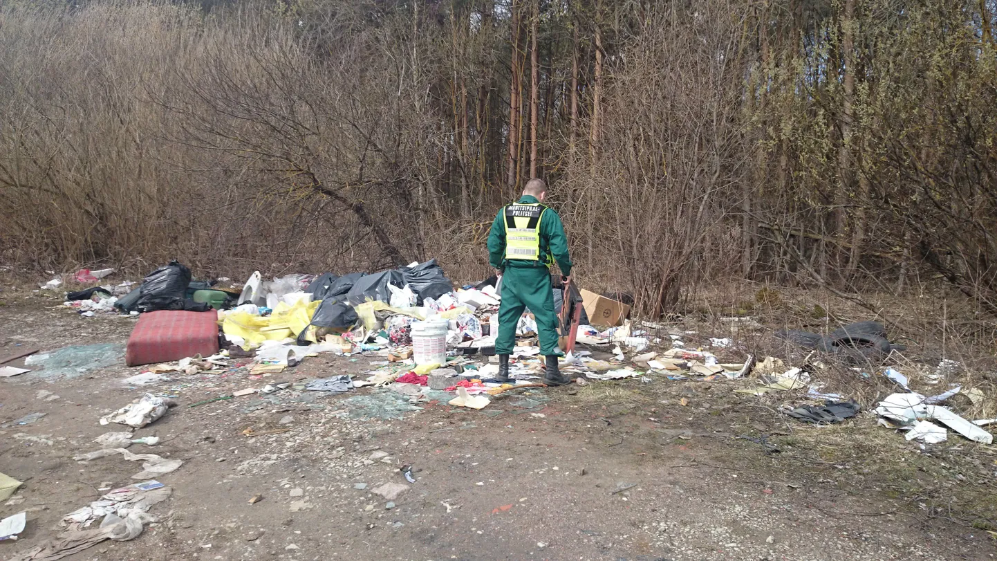 Munitsipaalpolitsei patrulliosakonna inspektorid avastasid Priisle tee äärsest metsast hulgaliselt prügi.