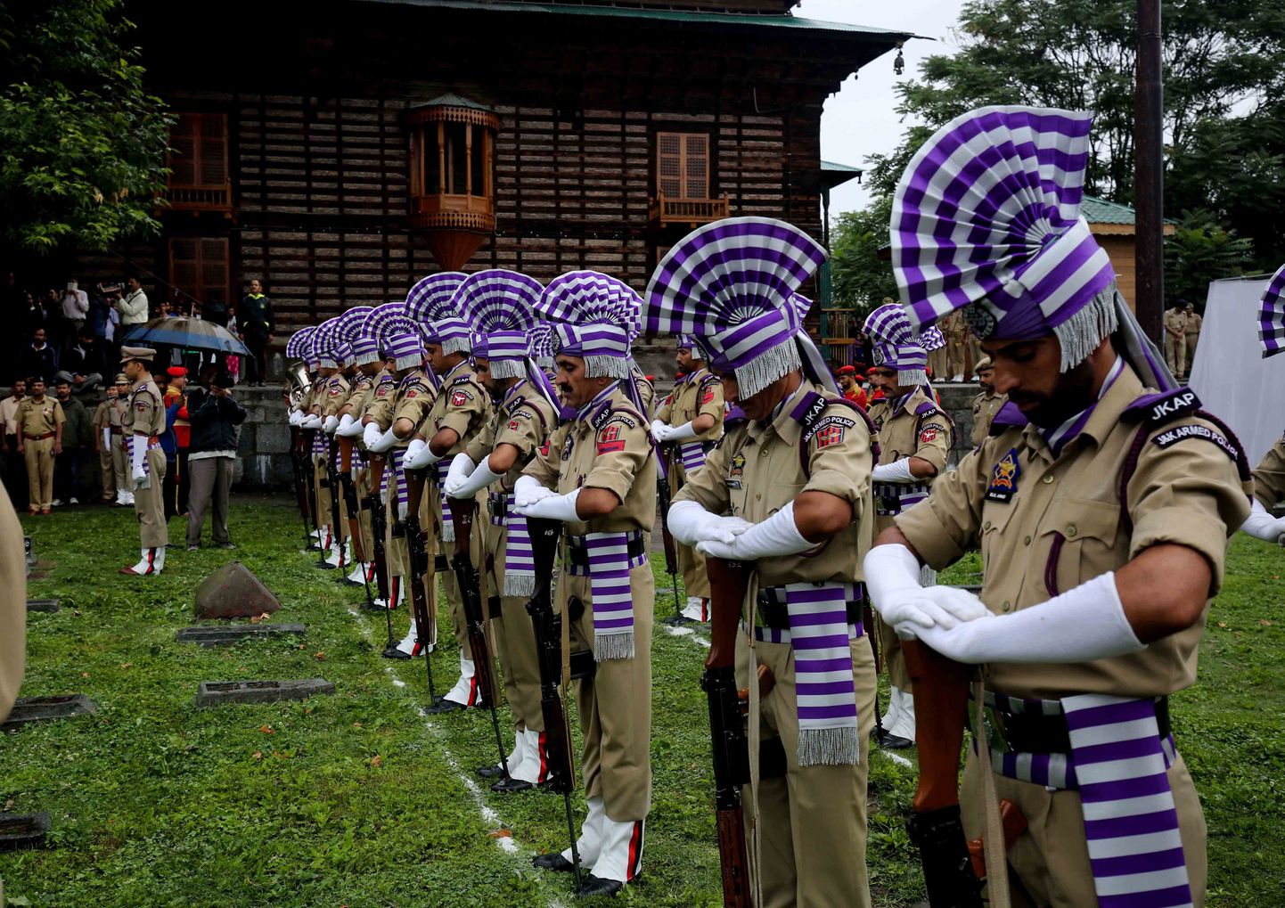 India politseinikud mälestamas oma hukkunuid Kashmiris Srinagari linnas.