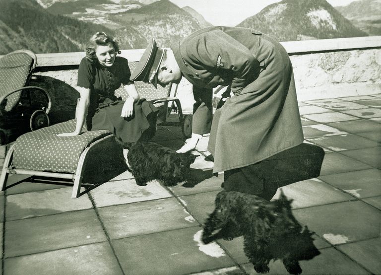 Eva Braun ja Adolf Hitler Berchtesgadeni residentsis 1942