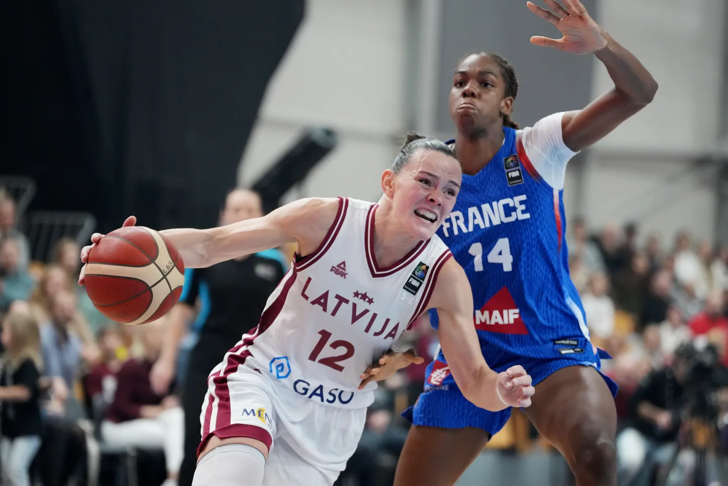 Latvijas sieviešu basketbola izlases spēlētāja Anete Šteinberga (nr.12, baltā tērpā)