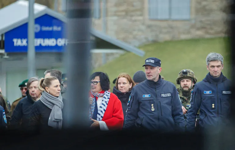 Õppust Narvas jälgisid ka kohalikud omavalitsusjuhid. Vasakult teine Jõhvi vallavanem Maris Toomel, tema kõrval Narva linnapea Katri Raik, kelle kõrval omakorda Ida prefekt Tarvo Kruup.