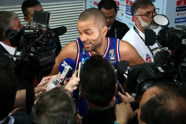Tony Parker ajakirjanike piiramisrõngas. Foto: Scanpix