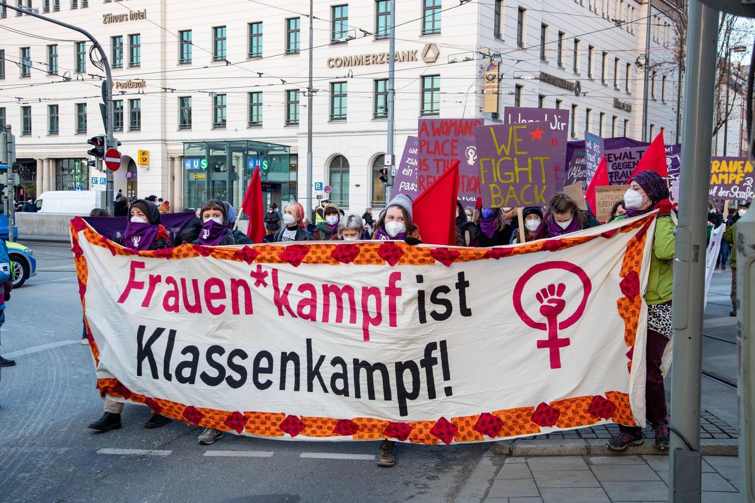 Need neli nädalat tagasi Münchenis soolise palgalõhe, ühiskondliku seksismi ja naistevastase vägivalla vastu meelt avaldanud inimesed leiavad, et «Naiste võitlus on klassivõitlus».