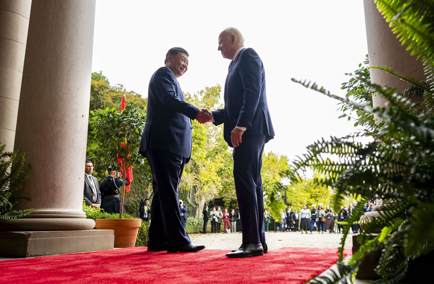 Hiina president Xi Jinping pigistamas USA ametivenna Joe Bideni kätt 15. novembril Californias.