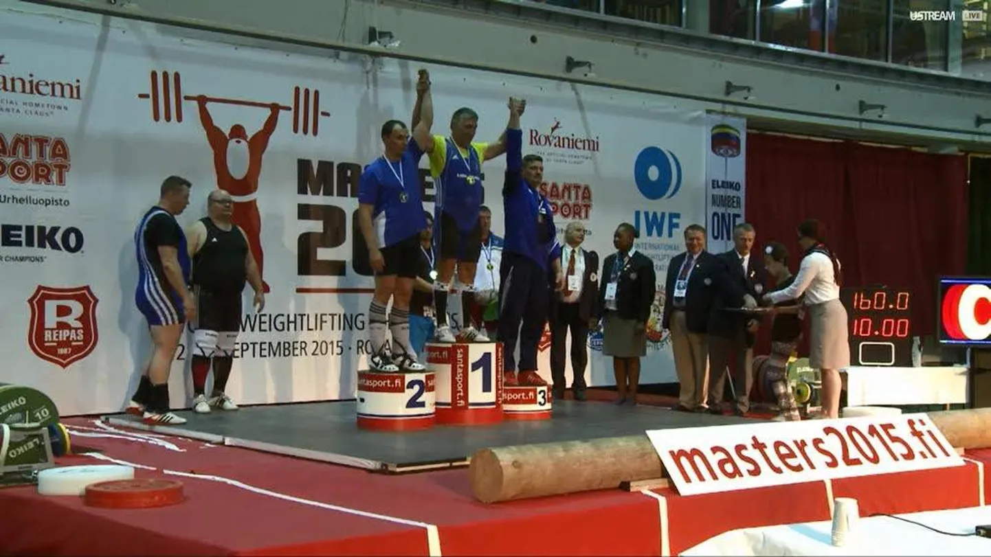Tõstmise veteranide MM Rovaniemis. M 45 vanuseklassi kuni 105 kg sportlaste autasustamine. Poodiumi teisel astmel seisab Urmas Treier.