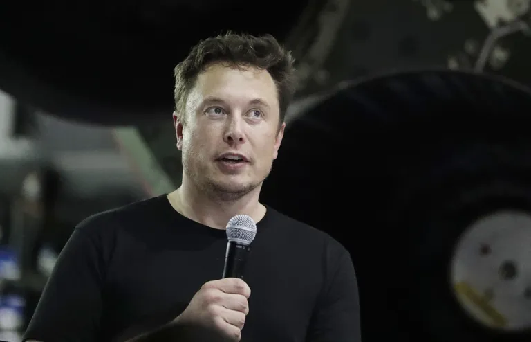 Elon Musk teatamas 2018, et jaapanlasest Yusaku Maezawast võib saada maailma esimene kosmoseturist