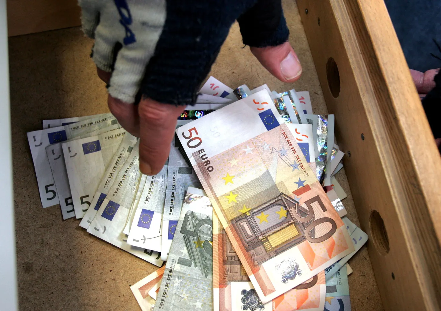 Rakveres langes varaste noosiks sularaha. Foto on illustratiivne.