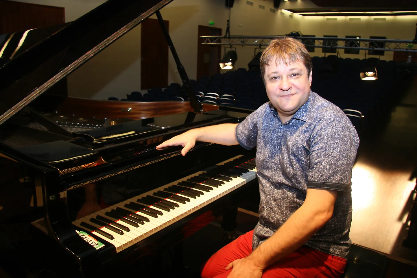 8. jaanuaril kuuleb Jõhvi kontserdimaja Steinwayl musitseerimas Peterburi klaveritähte Peeter Laulu − klaverikontserdil "Beethoven 250". Foto on tehtud 2018. aasta juunis, mil mees viimati Jõhvis mängis.