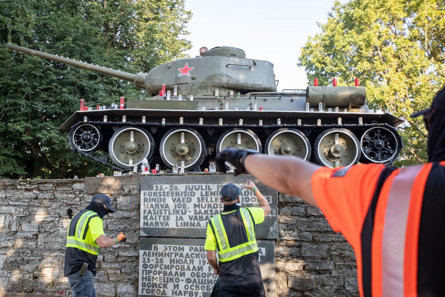 Narva tank-monument T-34 viidi minema ja postament lammutati.