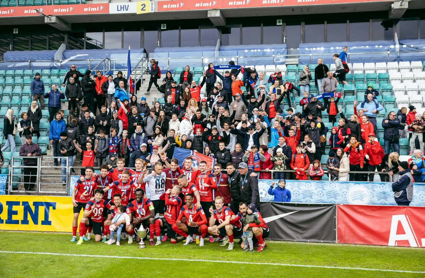 Narva Transi esindusmeeskond ja nende fännid päras karikavõitu.