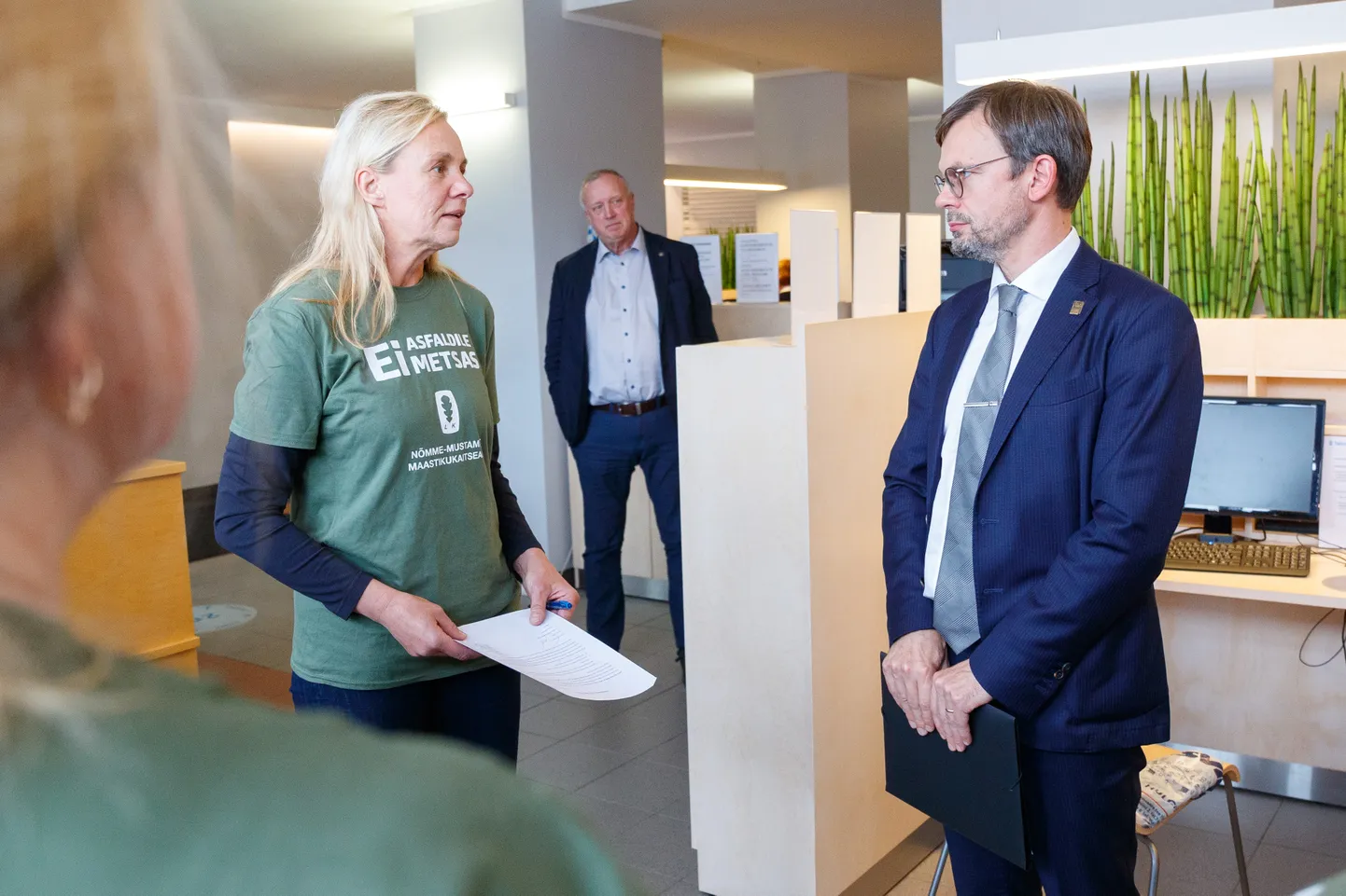 Sütiste Metsa Selts esindajad eesotsas Kaire Jakobsoniga andsid Tallinna linnasekretärile Priit Lelloleüle metsa kaitseks kogutud allkirjad ja linnavalitsuse korralduse eelnõu, mis peaks tulevikus välistama asfaltteede rajamise kaitsealusesse metsa.