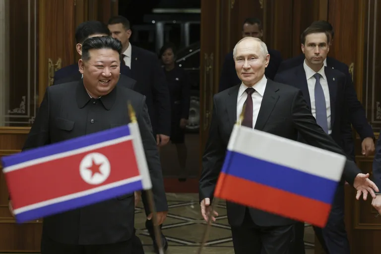 Põhja- Korea juht Kim Jong Un Venemaa presidendi Vladimir Putiniga kohtumas.