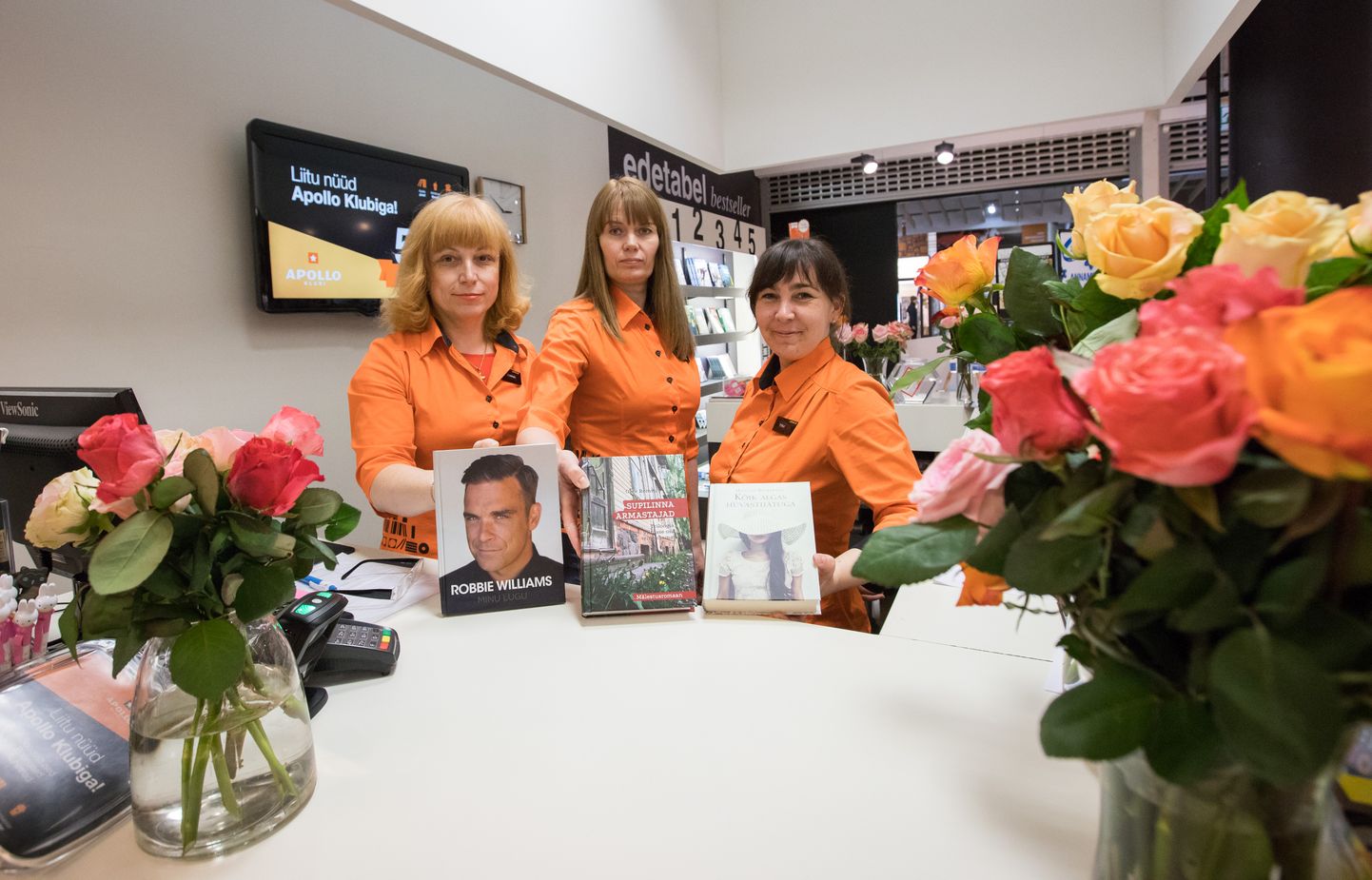 Diana Jüsmä (vasakult), Kristel Torm ja Tiiu Rohtla Rakvere Kroonikeskuse Apollos raamatute ja roosidega - kuni poe sulgemiseni jõuab veel roose kinkida!