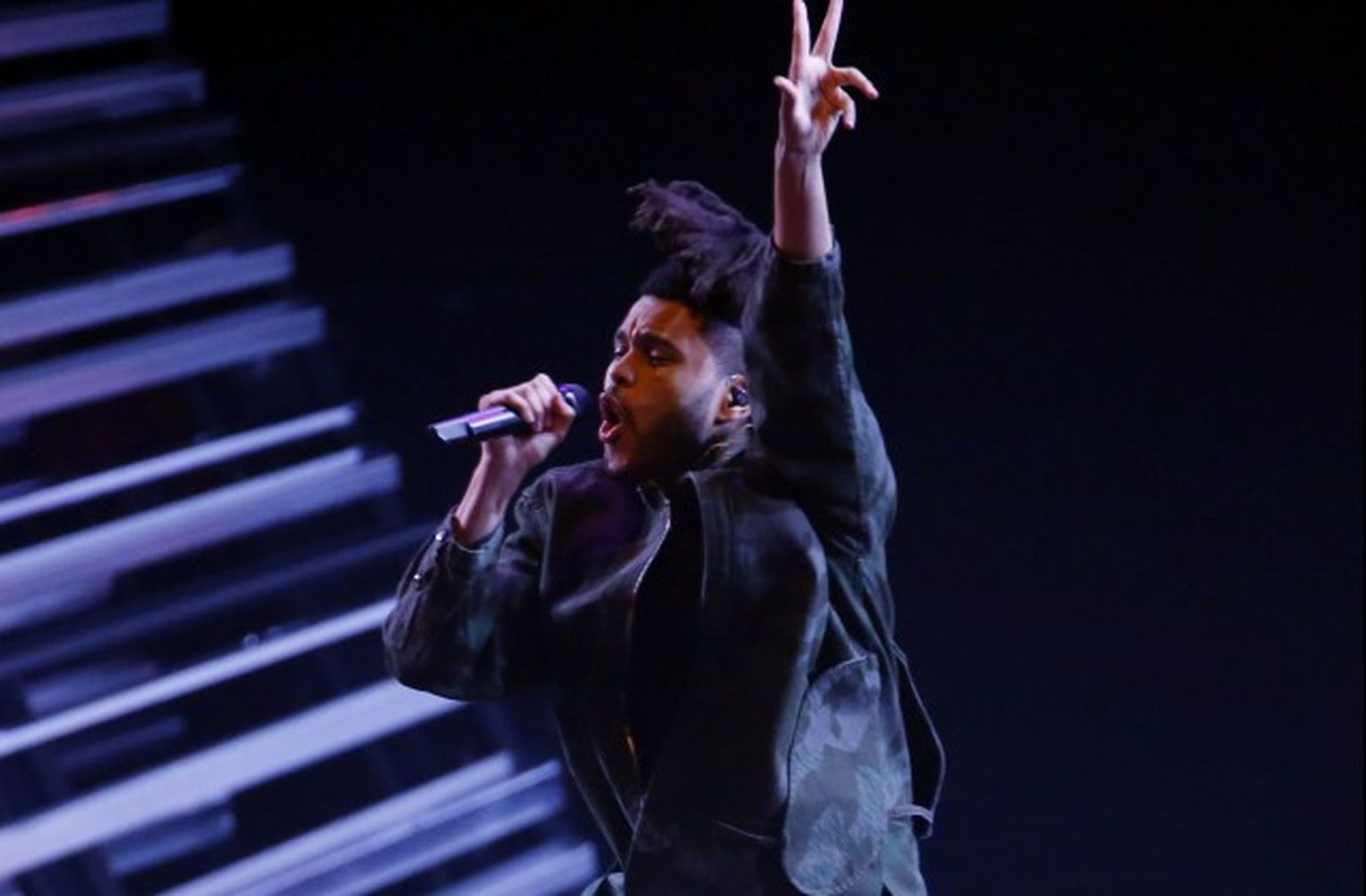 The Weeknd izpilda dziesmu "Can t Feel My Face" MTV Video Music Awards