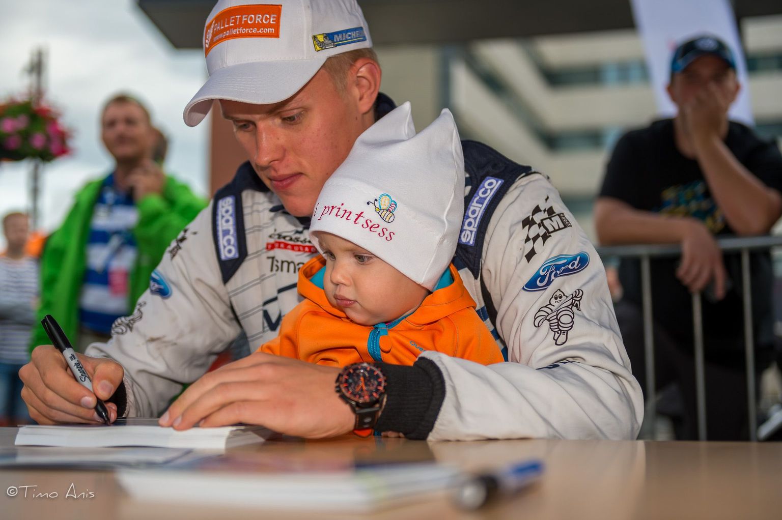 Ott Tänak tütre Miaga.